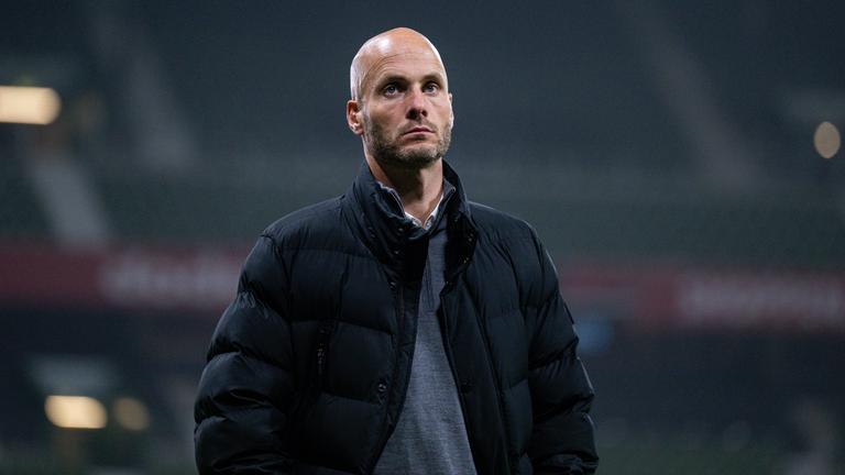 Trainer Paul Simonis vom VfL Wolfsburg am 07.11.2025 im Spiel gegen SV Werder Bremen.