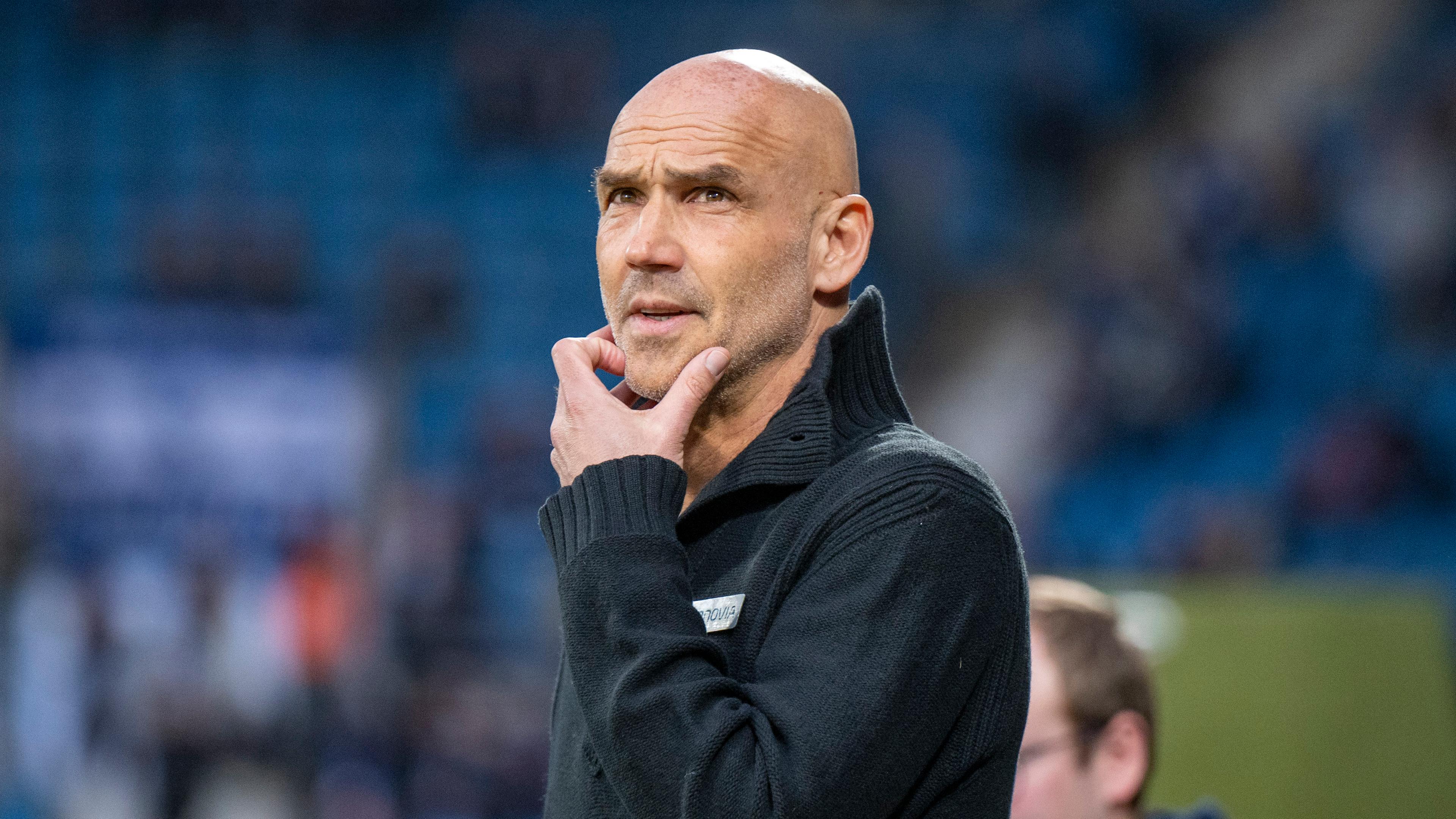 Der Fußballtrainer Thomas Letsch im Stadion.