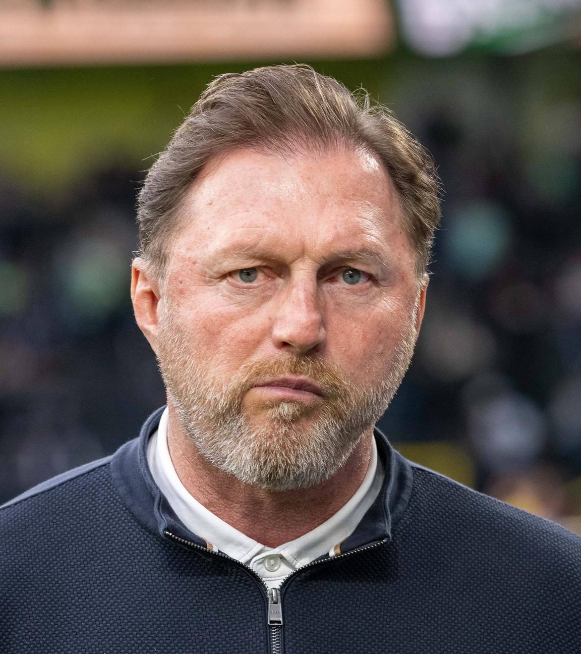 Wolfsburg Trainer Ralph Hasenhüttl während einem Spiel.