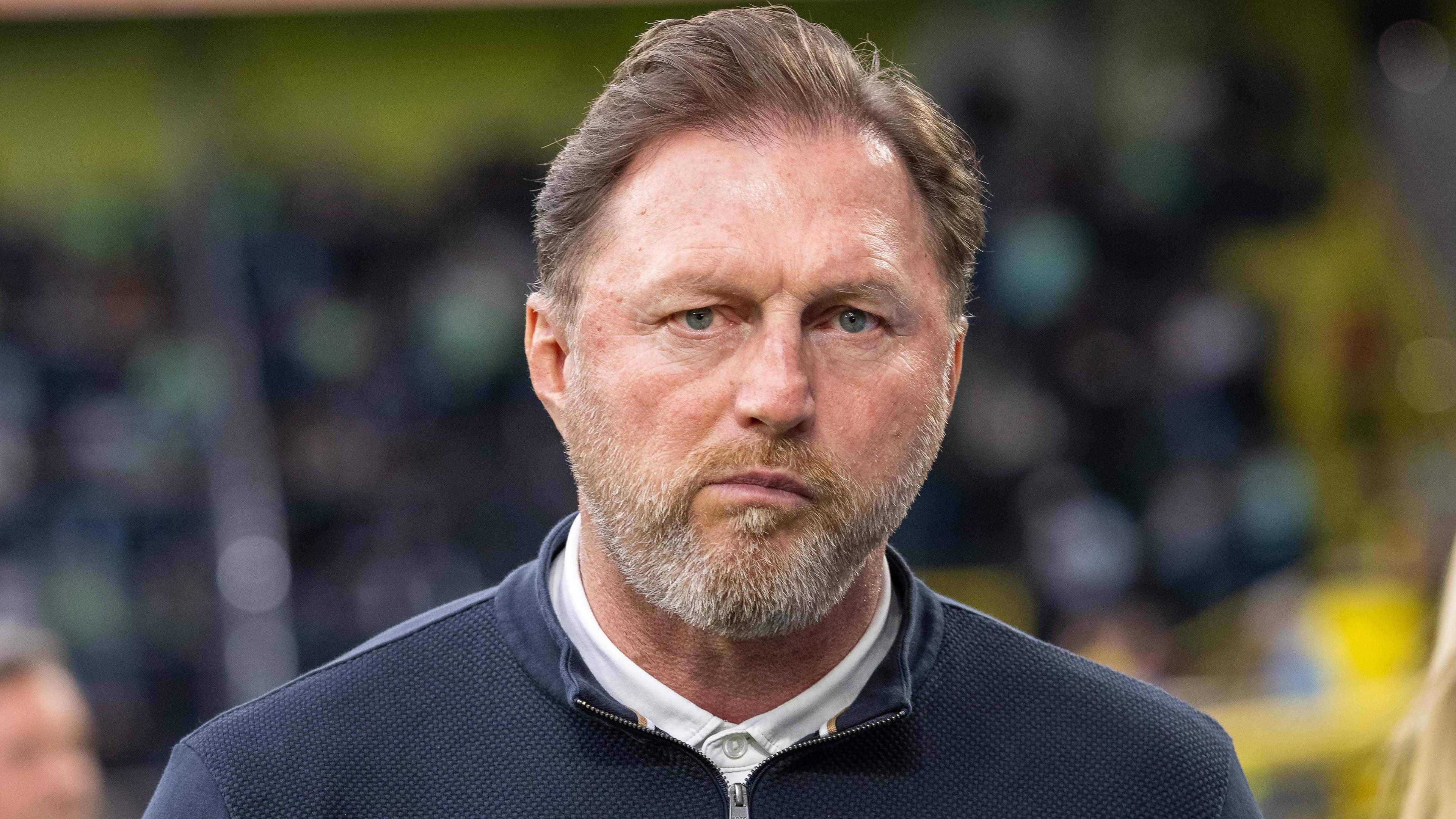 Wolfsburg Trainer Ralph Hasenhüttl während einem Spiel.