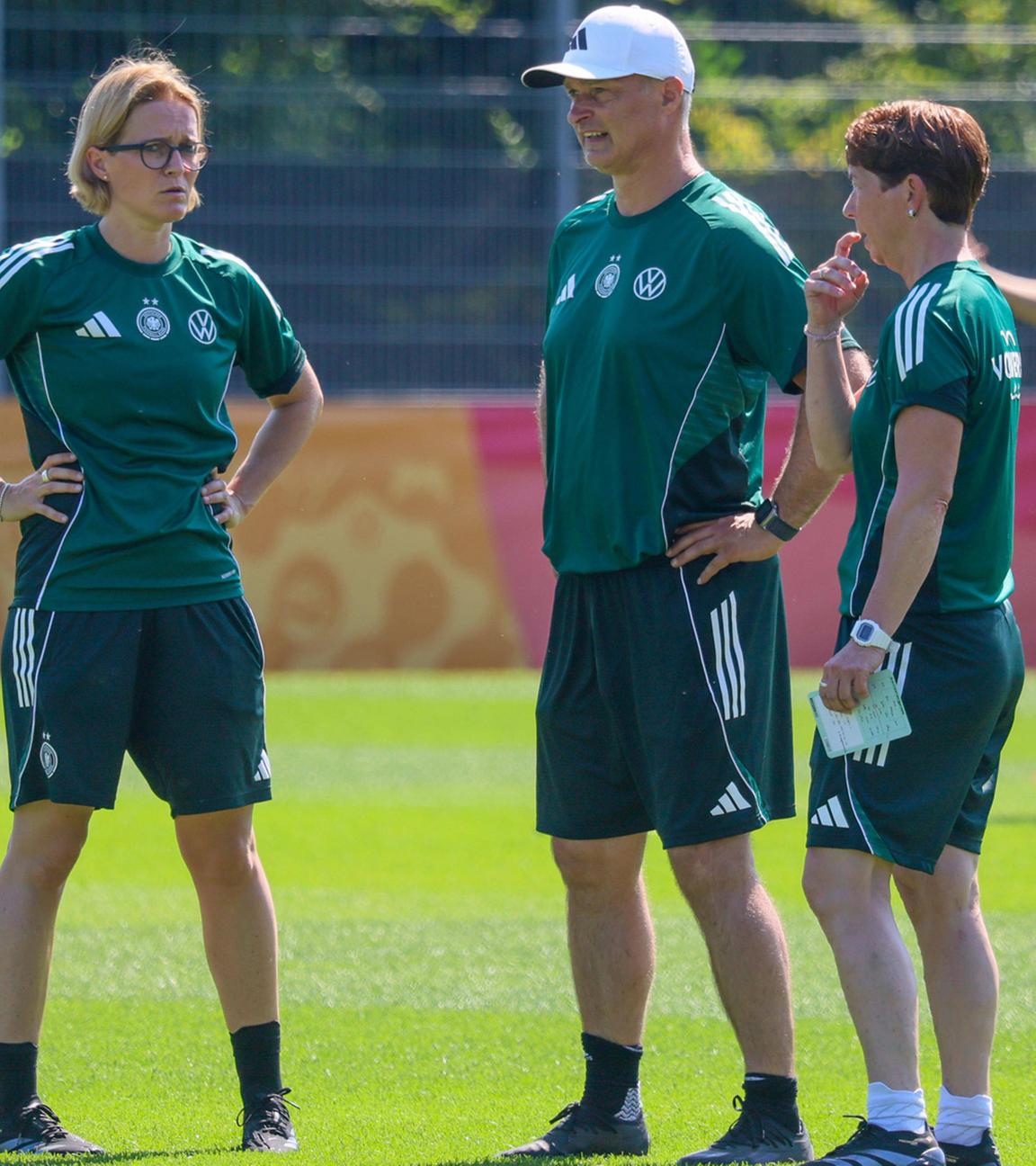Co-Trainerin Saskia Bartusiak, Bundestrainer Christian Wück und Co-Trainerin Maren Meinert beim Training in Zürich