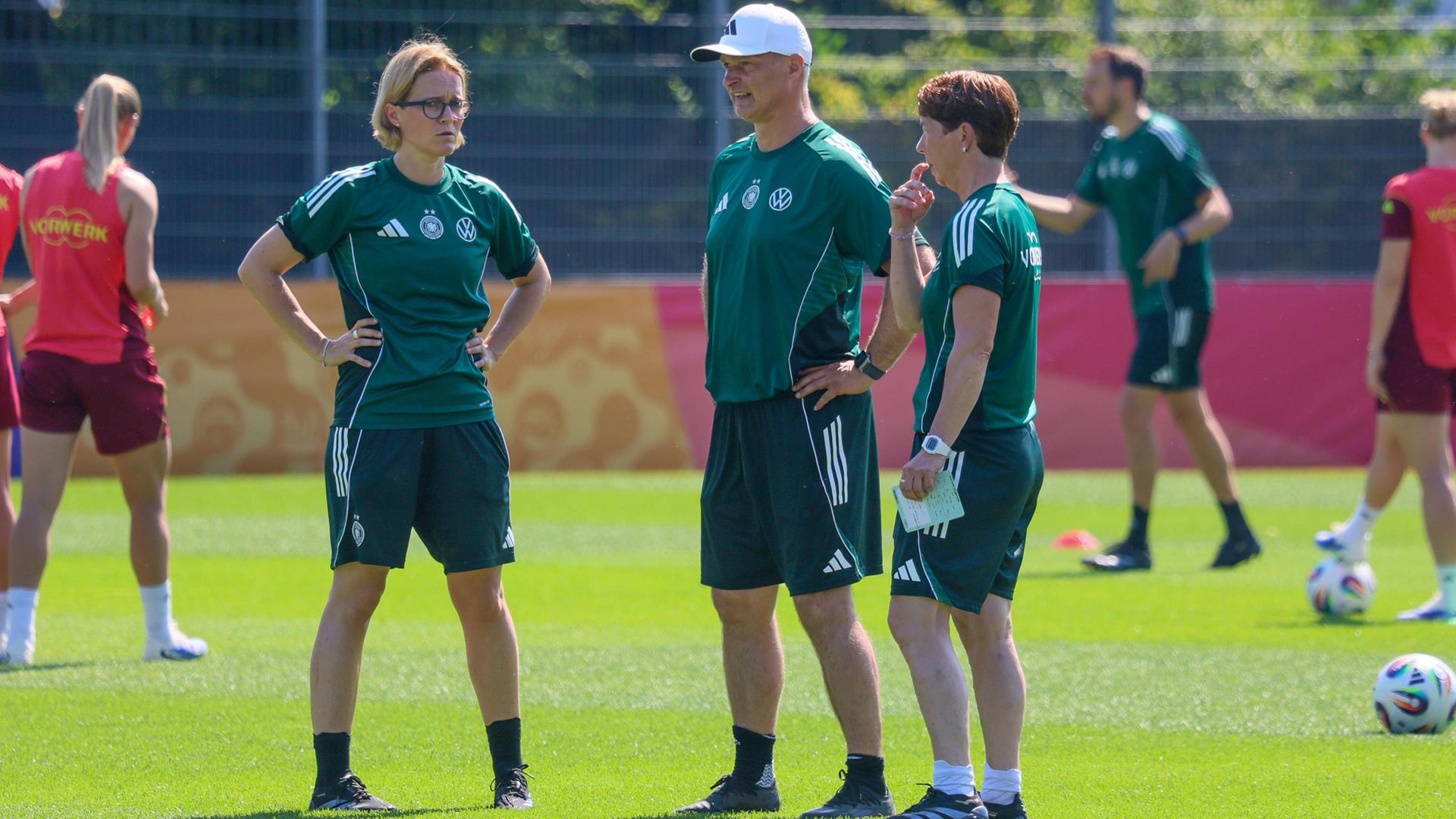Co-Trainerin Saskia Bartusiak, Bundestrainer Christian Wück und Co-Trainerin Maren Meinert beim Training in Zürich