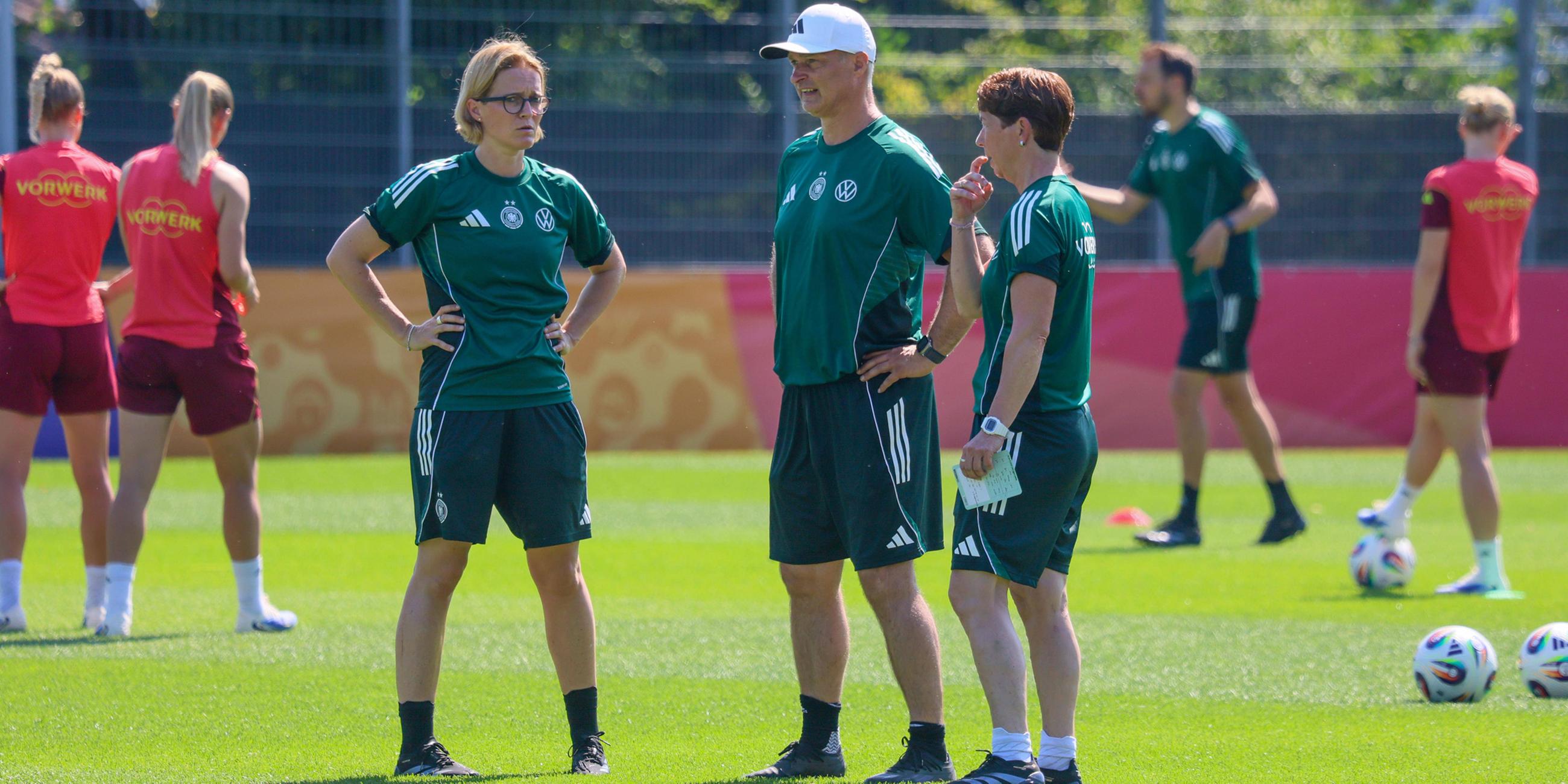 Co-Trainerin Saskia Bartusiak, Bundestrainer Christian Wück und Co-Trainerin Maren Meinert beim Training in Zürich