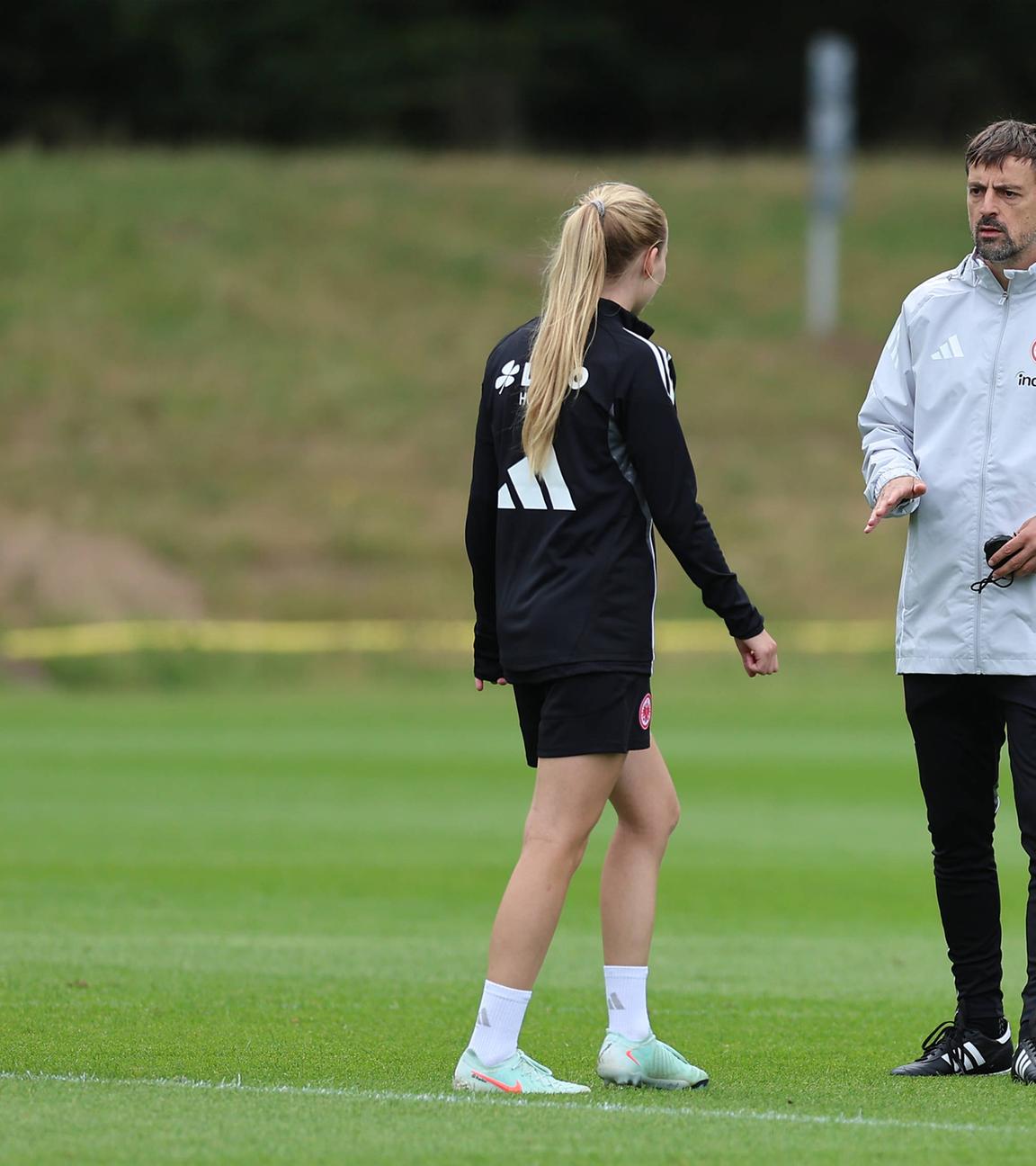 Archiv: Trainer Niko Arnautis beim Training, Eintracht Frankfurt Frauen