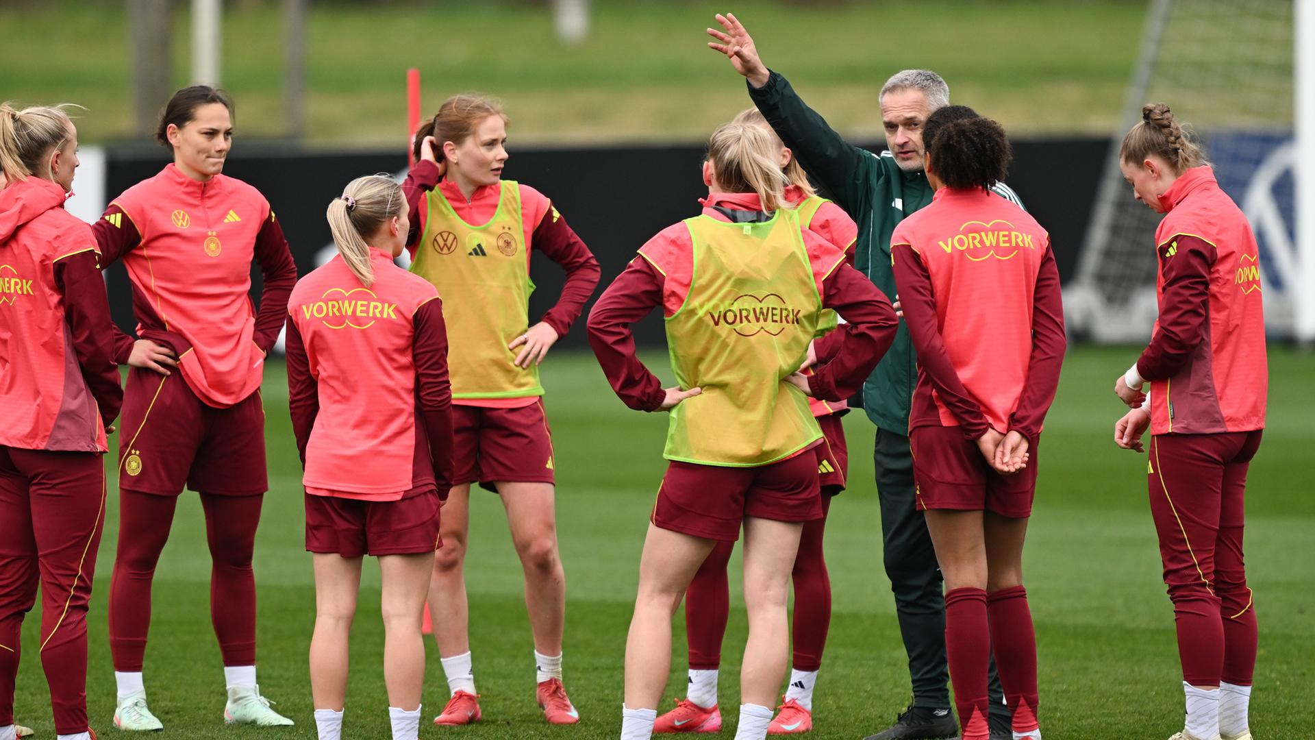 Bundestrainer Christian Wück (3.v.r) spricht zu den Spielerinnen.
