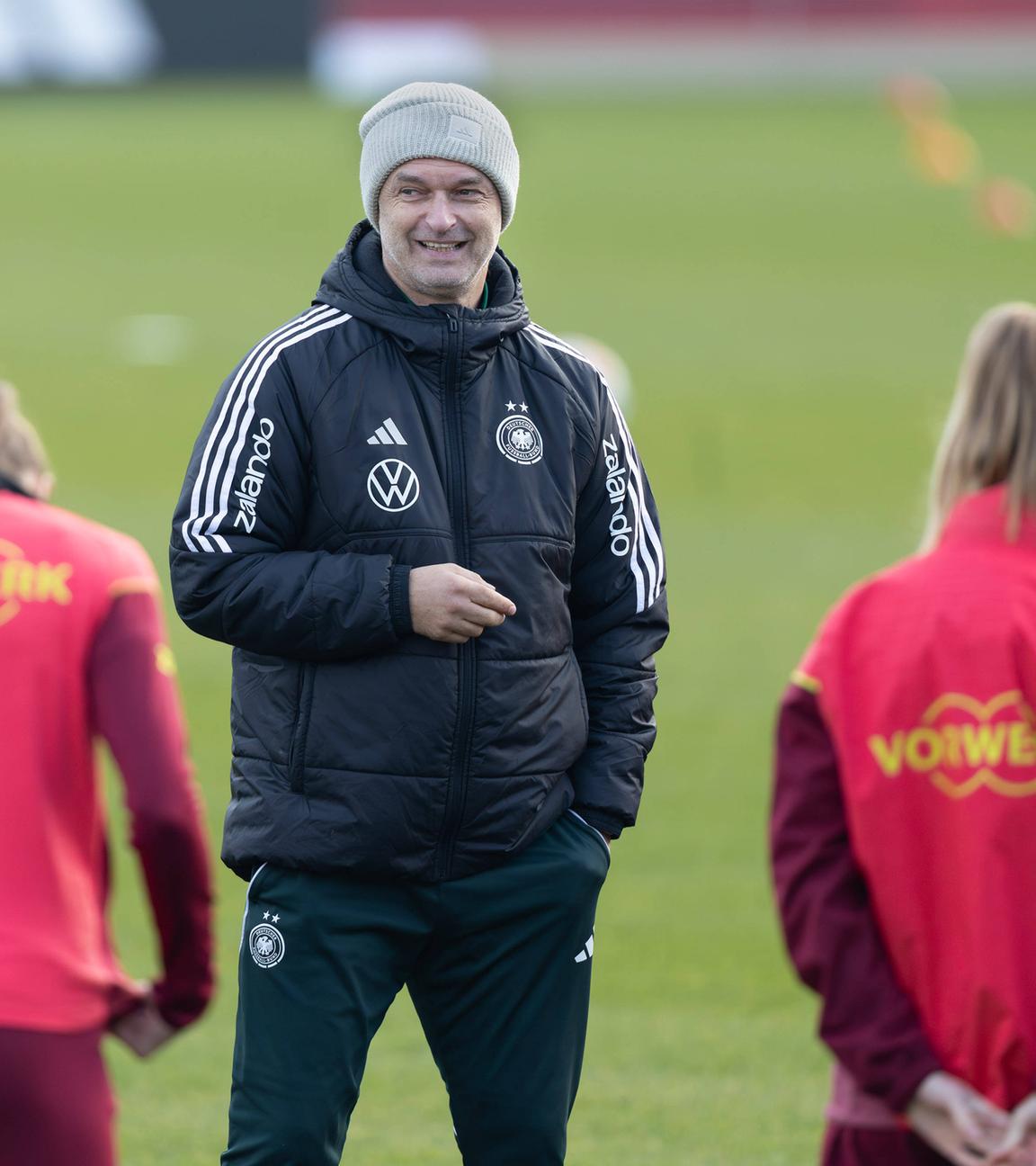  Gute Laune zu Trainingsbeginn bei Bundestrainer Christian Wück und ganz rechts Sydney Lohmann. 