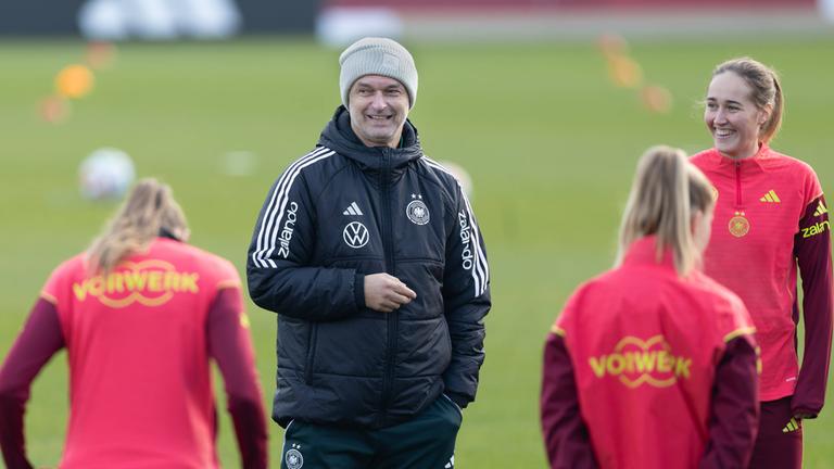  Gute Laune zu Trainingsbeginn bei Bundestrainer Christian Wück und ganz rechts Sydney Lohmann. 