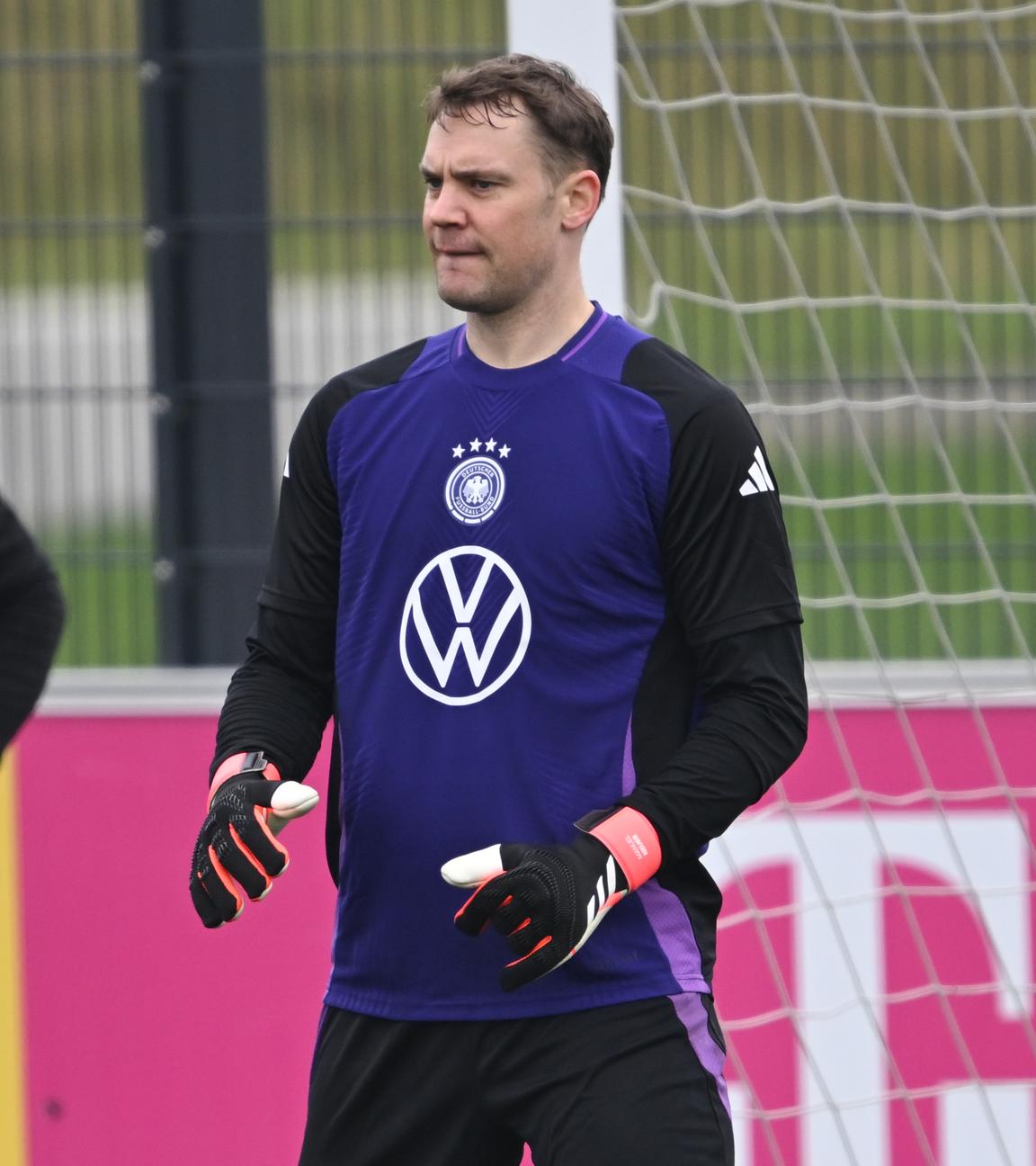 Die Nationaltorhüter Marc-André ter Stegen (l) und Manuel Neuer nehmen am Training teil.