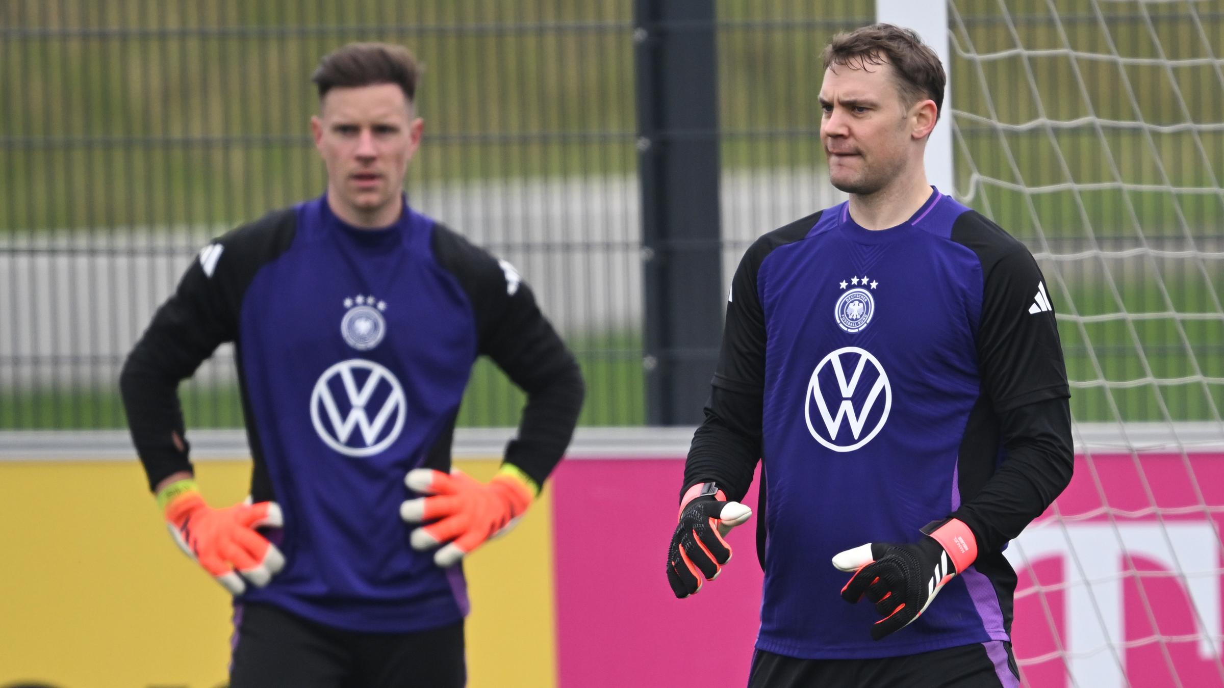 Die Nationaltorhüter Marc-André ter Stegen (l) und Manuel Neuer nehmen am Training teil.