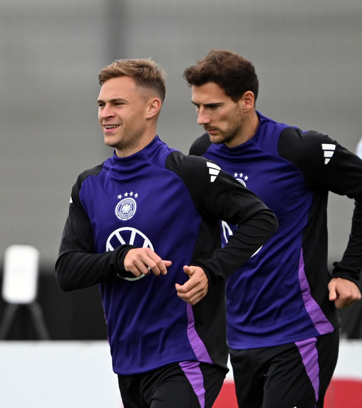 Training Nationalmannschaft: Joshua Kimmich (l-r), und Leon Goretzka laufen während des Trainings an Bundestrainer Julian Nagelsmann und Assistenztrainer Benjamin Hübner vorbei.