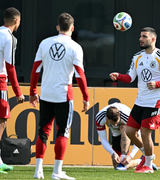 Nationalmannschaft, vor dem Länderspiel gegen die Schweiz. Deniz Undav (Deutschland) spielt den Ball. 