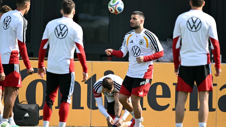 Nationalmannschaft, vor dem Länderspiel gegen die Schweiz. Deniz Undav (Deutschland) spielt den Ball. 