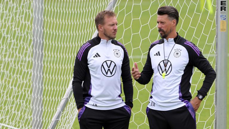 Julian Nagelsmann (l) und Co-Trainer Sandro Wagner 