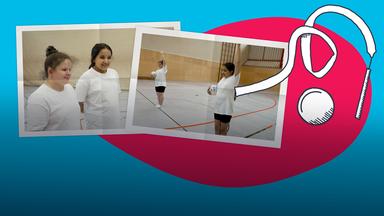 Zwei Mädchen trainieren rhythmische Sportgymnastik
