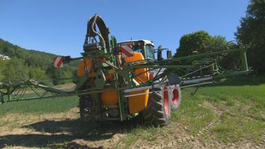 Traktor beim Düngen
