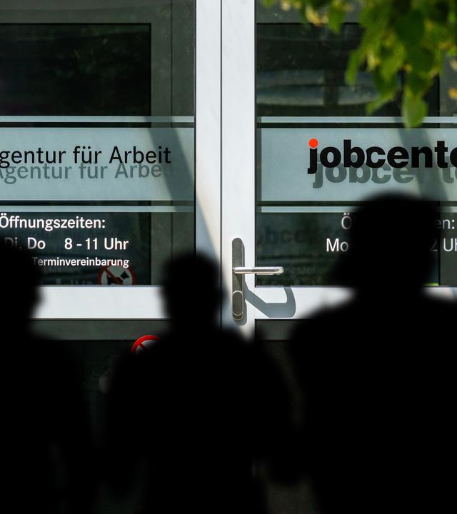 3. September 2025: Fotomontage, Menschen vor der Agentur für Arbeit und dem Jobcenter
