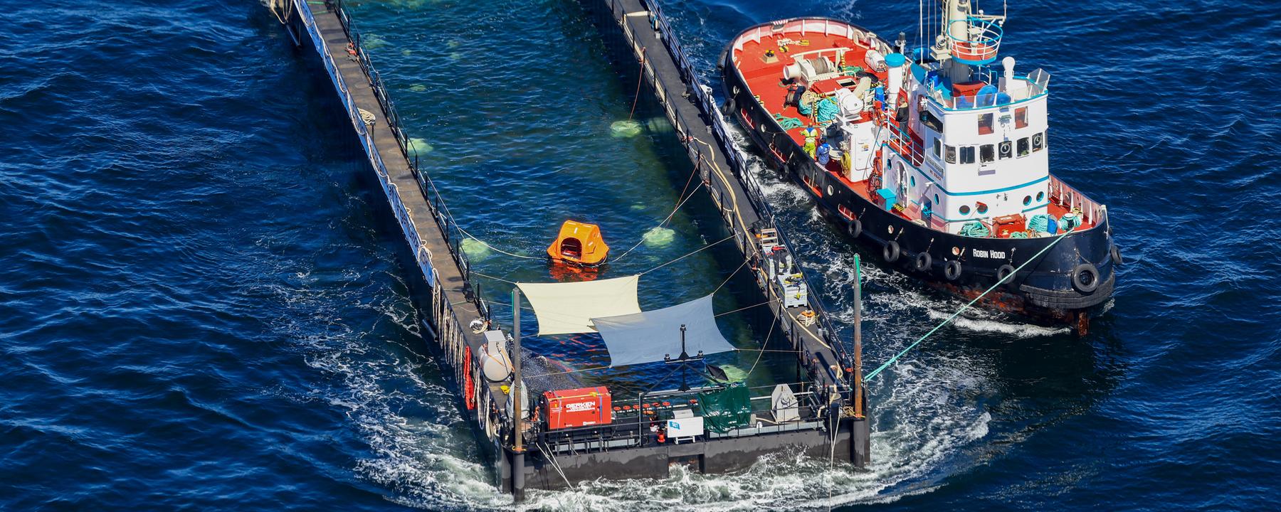 Luftaufnahme des Buckelwals, welcher in seiner Barge vom Schlepper Fortuna B entlang der dänischen Küste in Höhe unterhalb von Skagen, im sogenannten Skagerrak, am 01.05.2026 durch die Ostsee gezogen
