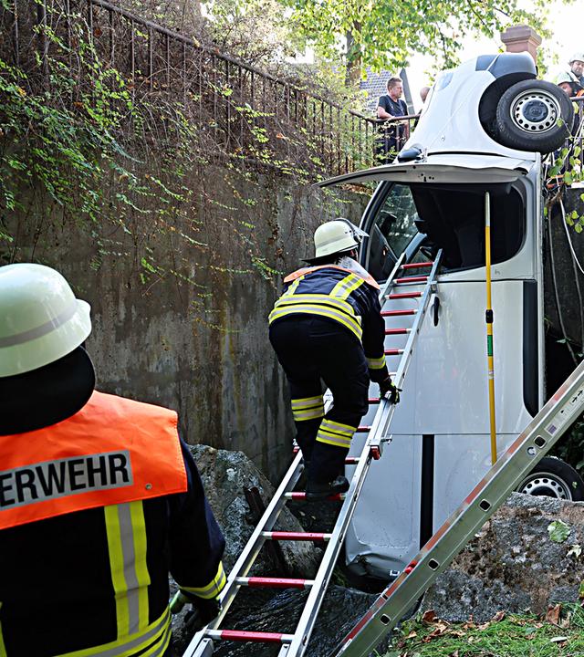 Auf dem Bild zu sehen ist: eijn Transporter der Hochkant in einem Bachlauf liegt
