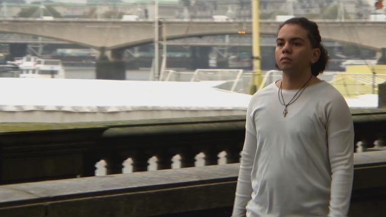 Die Zahl der Minderjährigen, die sich in ihrem bei der Geburt zugewiesenen Geschlecht unwohl fühlen nimmt in Großbritannien seit Jahren zu. Eine neu veröffentlichte Studie untersucht unterstützende Angebote des staatlichen Gesundheitsdiensts NHS