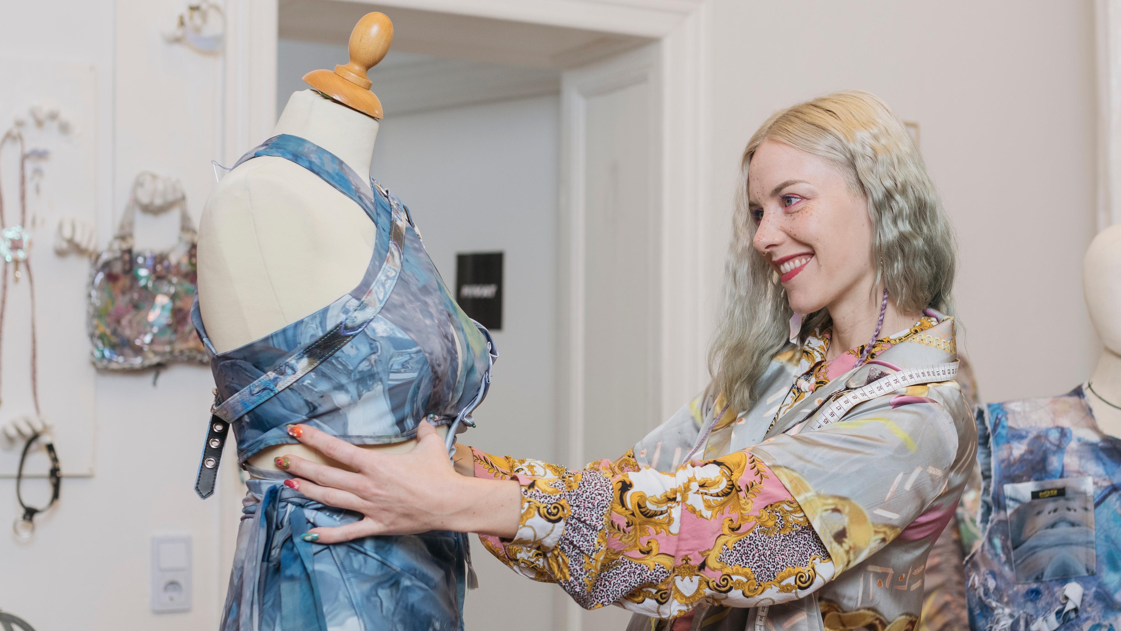 Modedesignerin Jana Heinemann an einer Schneiderpuppe