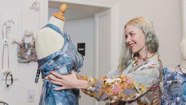 Modedesignerin Jana Heinemann an einer Schneiderpuppe