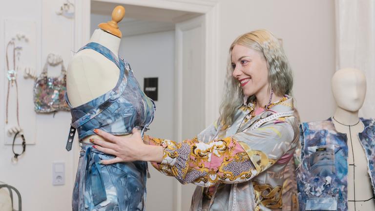 Modedesignerin Jana Heinemann an einer Schneiderpuppe