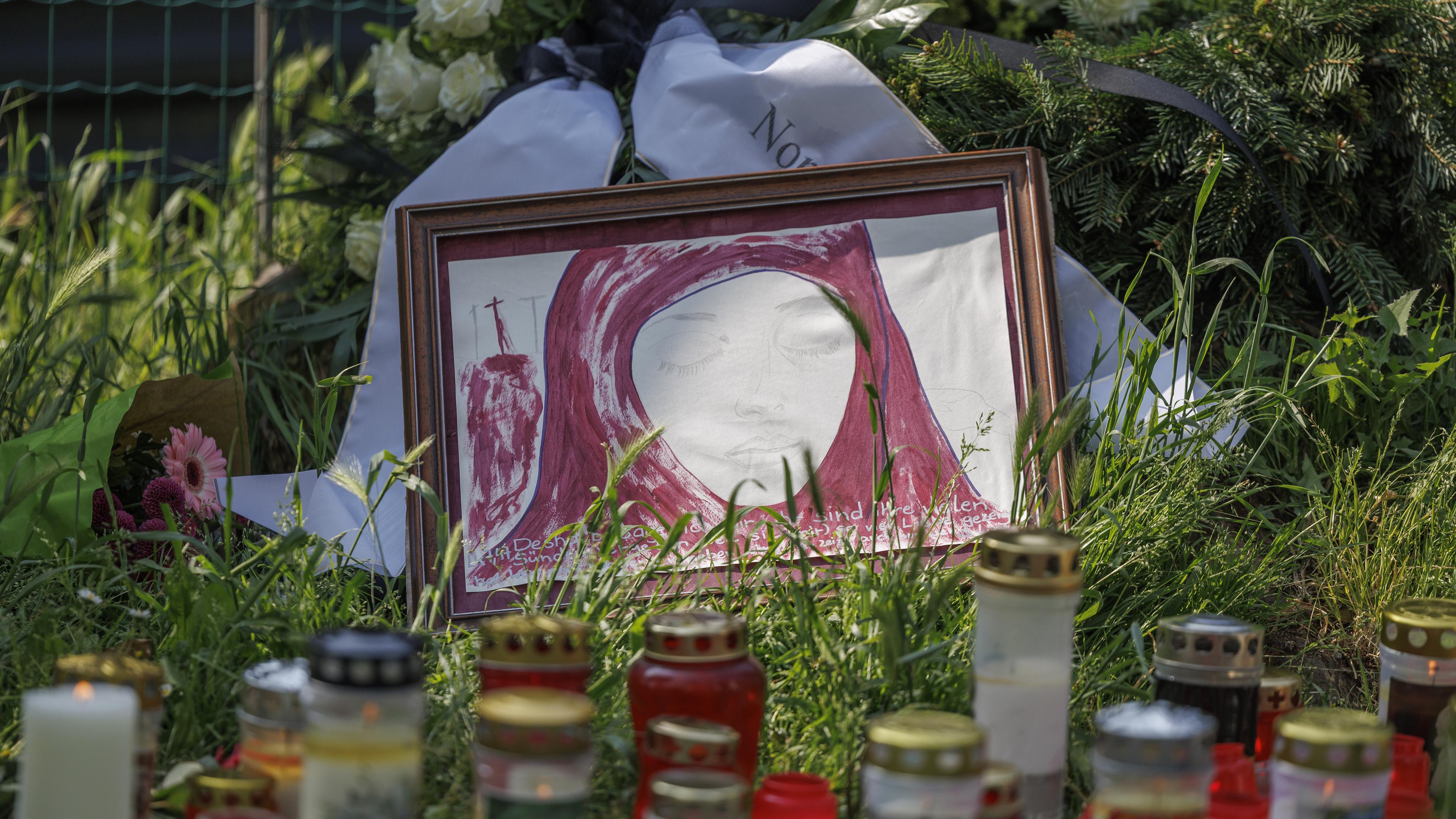 Ein Bild und Kerzen am Mittwoch, 11. Juni 2025, nach dem Amoklauf mit elf Toten und einem Dutzend teils lebensgefährlich Verletzten vor der Grazer Schule.