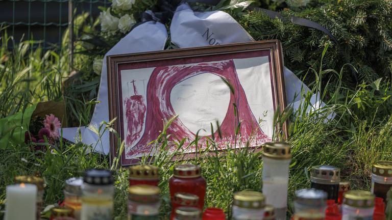 Ein Bild und Kerzen am Mittwoch, 11. Juni 2025, nach dem Amoklauf mit elf Toten und einem Dutzend teils lebensgefährlich Verletzten vor der Grazer Schule.