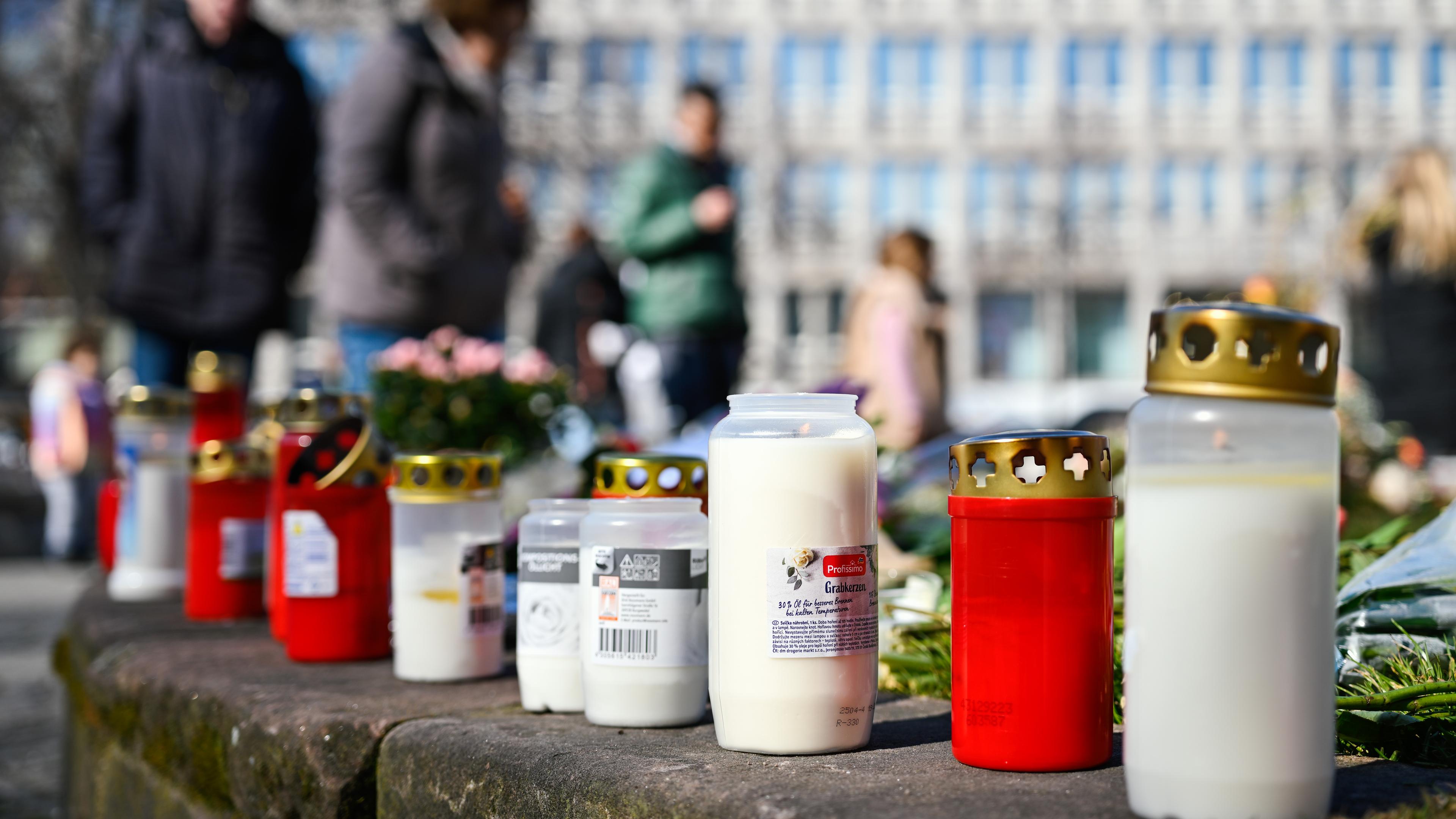 Menschen legen am Paradeplatz Blumen und Kerzen nieder.