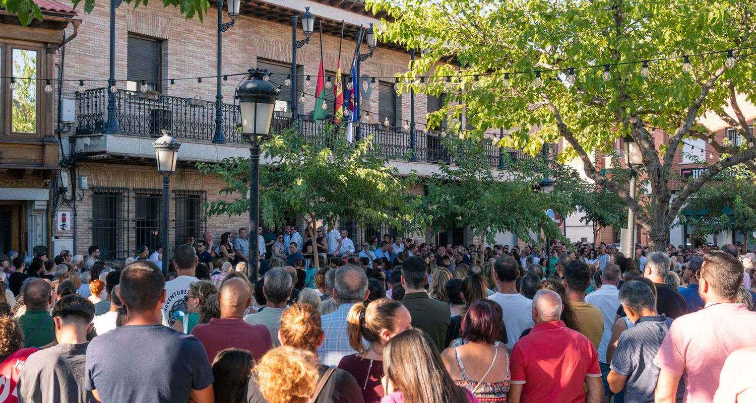 Spanien, Mocejón: Zahlreiche Menschen nehmen vor dem Rathaus an einer Schweigeminute nach der Ermordung eines Elfjährigen teil. 