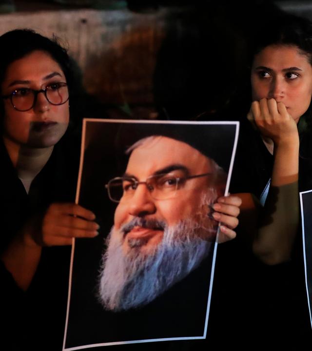 Frauen im Libanon halten Bilder des getöteten Hisbollah-Chefs Nasrallah. 