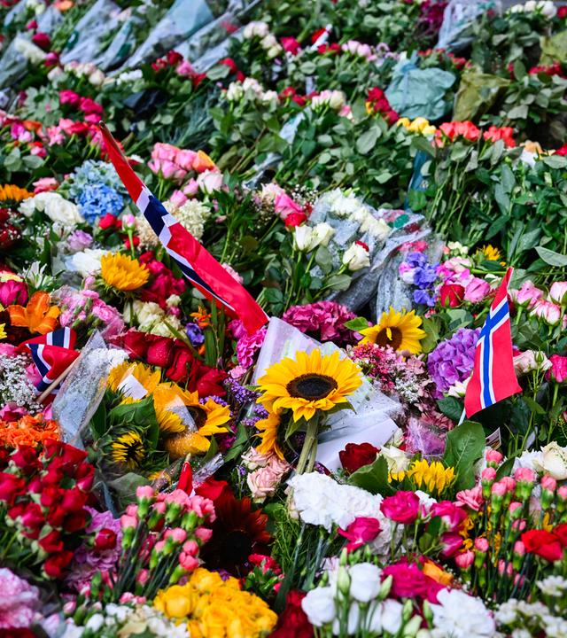 Ein Blumenmeer in Gedenken an den norwegischen König Harald V.