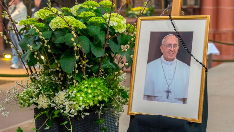 Frankfurt. Ein Bild von Papst Franziskus steht im Kaiserdom.