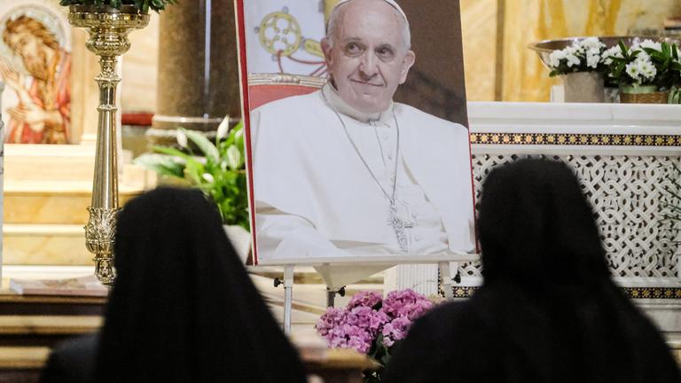 Trauer um Papst Franziskus in der argentinischen Kirche in Rom