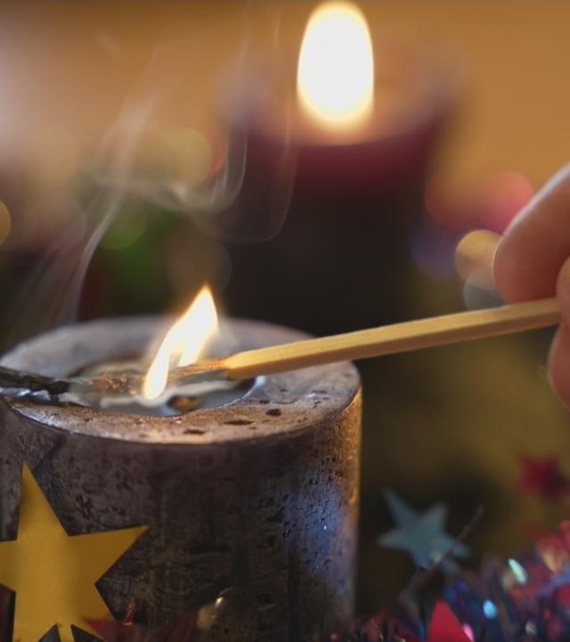 Eine Kerze wird angezündet