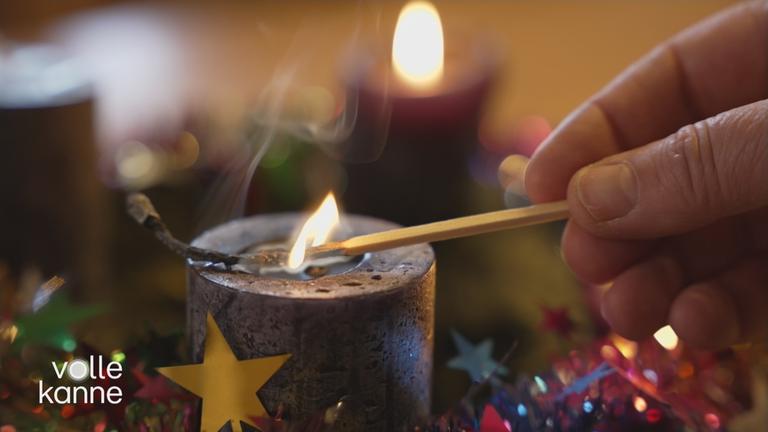 Eine Kerze wird angezündet