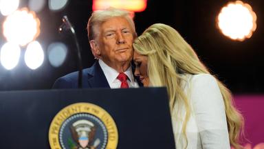Donald Trump und Erika Kirk bei der Gedenkfeier für Charlie Kirk. Trump hält Erika Kirk in den Armen