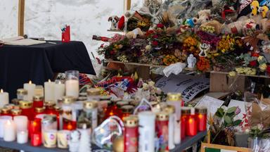 Eine Vielzahl an Kerzen und Blumen wurde für die Opfer der Brandkatastrophe in Crans Montana niedergelegt