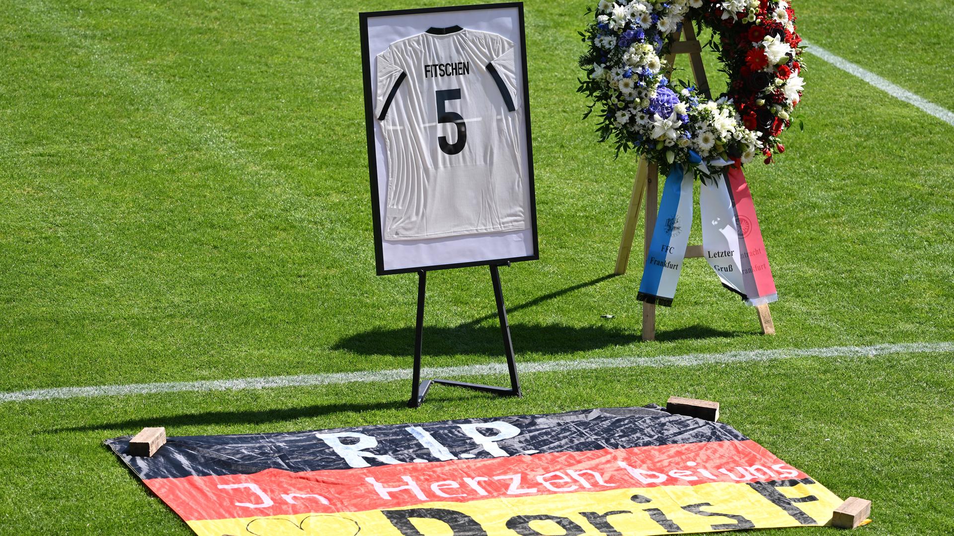 Hessen, Frankfurt/Main: Trauerfeier zu Ehren der gestorbenen Doris Fitschen, Stadion am Brentanobad.