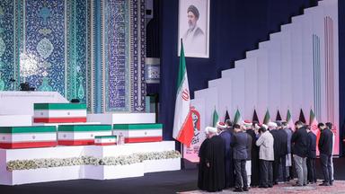 In- und ausländische Amtsträger gehen an den Särgen des ermordeten obersten Führers des Iran, Ali Chamenei, und seiner Familienangehörigen vorbei, nachdem sie am 03.07.2026 in der Großen Mosalla in Teheran, Iran, ihre Ehrerbietung erwiesen haben. 