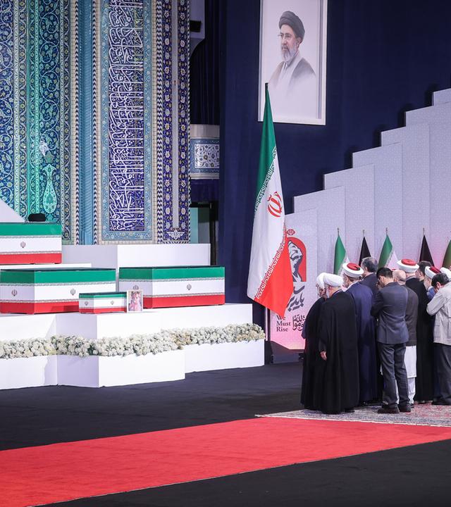 In- und ausländische Amtsträger gehen an den Särgen des ermordeten obersten Führers des Iran, Ali Chamenei, und seiner Familienangehörigen vorbei, nachdem sie am 03.07.2026 in der Großen Mosalla in Teheran, Iran, ihre Ehrerbietung erwiesen haben. 