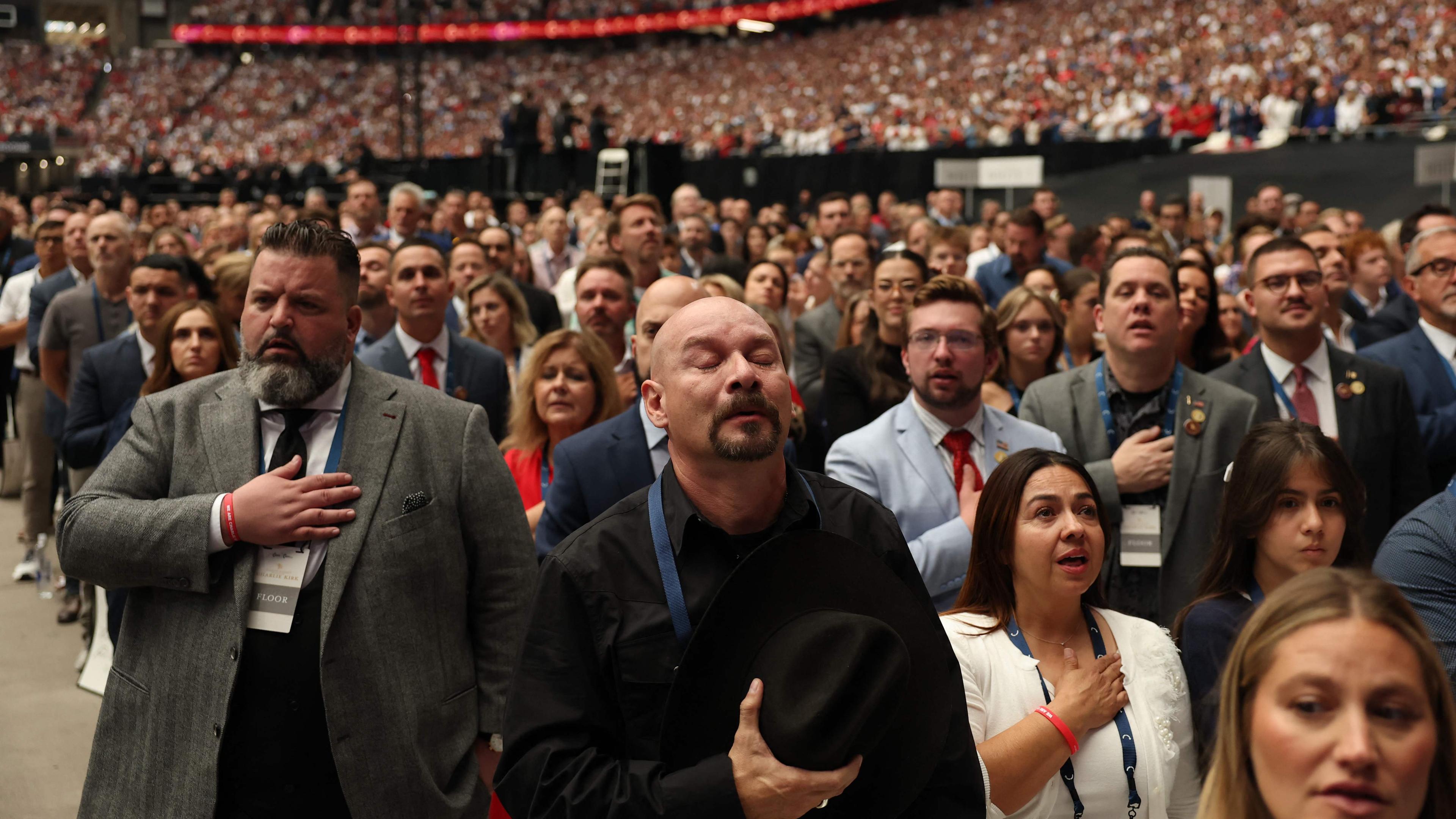 Teilnehmende beten während der öffentlichen Gedenkfeier für den rechten Aktivisten Charlie Kirk im State Farm Stadium in Glendale, Arizona, am 21. September 2025.