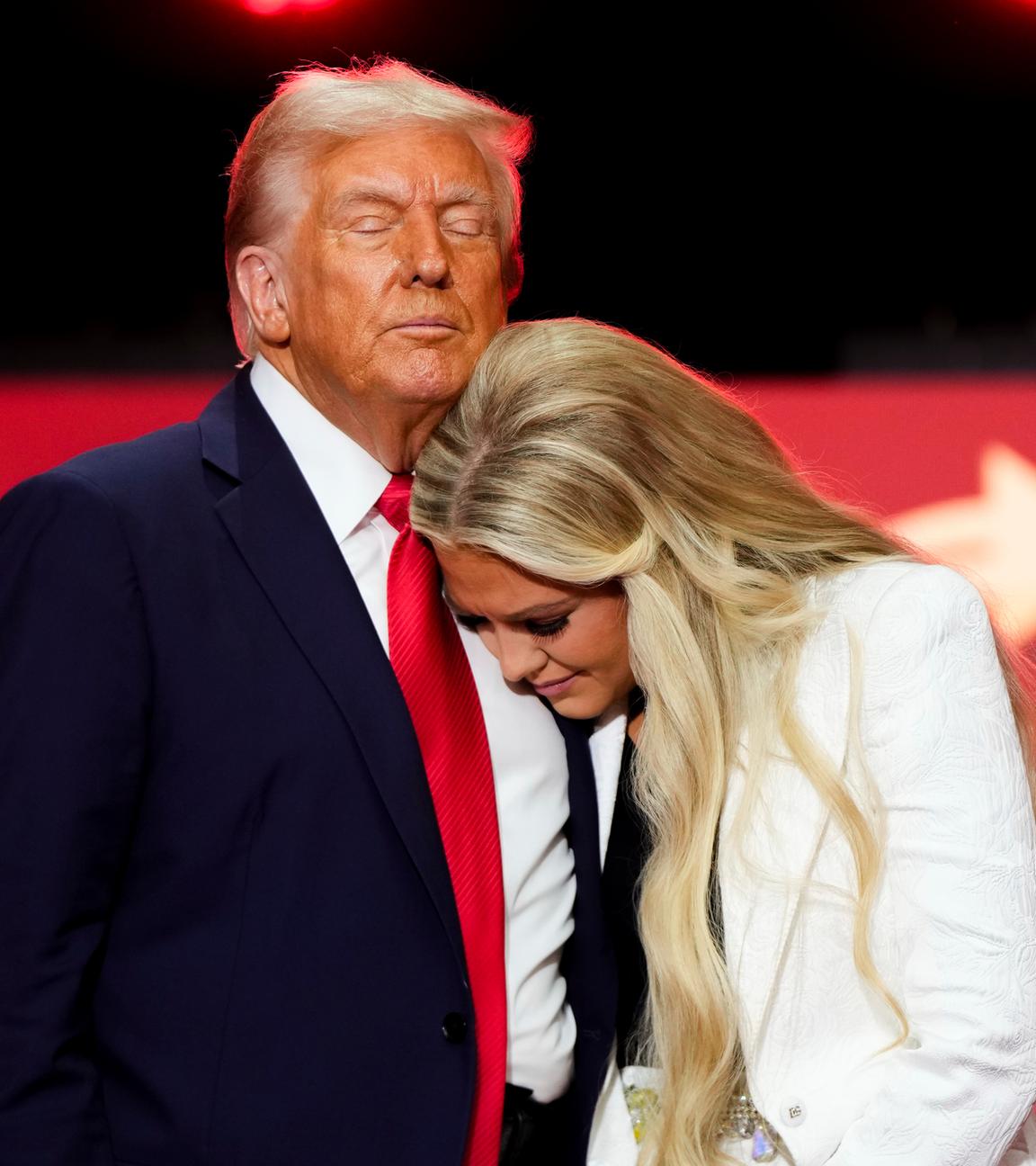 Anlässlich zur Trauerfeier des erschossenen Politaktivisten Charlie Kirk hält US-Präsident Donald Trump bei der Trauerfeier seine Witw, Erika Kirk, in den Armen.