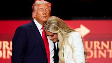 Anlässlich zur Trauerfeier des erschossenen Politaktivisten Charlie Kirk hält US-Präsident Donald Trump bei der Trauerfeier seine Witw, Erika Kirk, in den Armen.