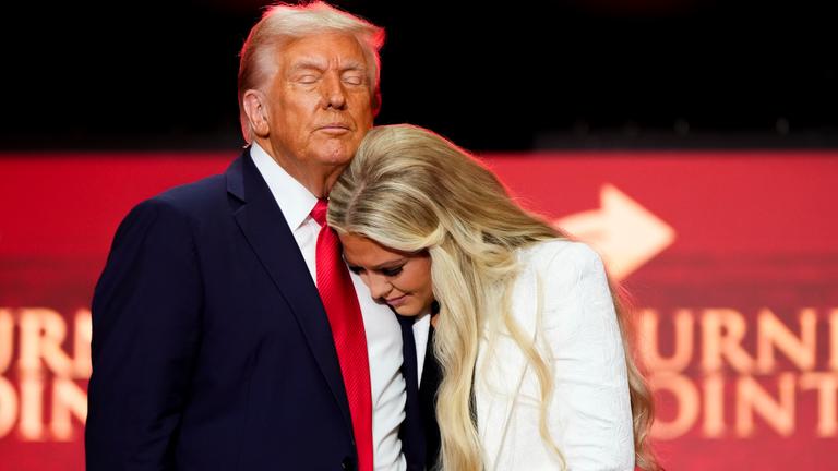 Anlässlich zur Trauerfeier des erschossenen Politaktivisten Charlie Kirk hält US-Präsident Donald Trump bei der Trauerfeier seine Witw, Erika Kirk, in den Armen.