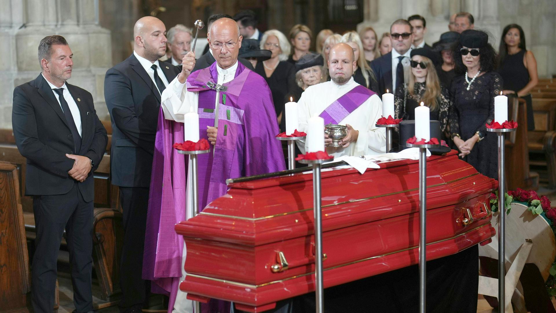 Dompfarrer Toni Faber (3.v.l) leitet die Trauerfeier für Richard Lugner