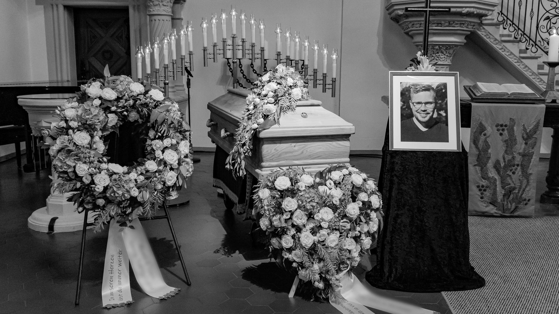 30.08.2025, Saarland, Saarlouis: Das vom Innenministerium des Saarlandes zur Verfügung gestellte Handout zeigt den Sarg des in Völklingen erschossenen Polizisten,  Polizeioberkommissar Simon B.