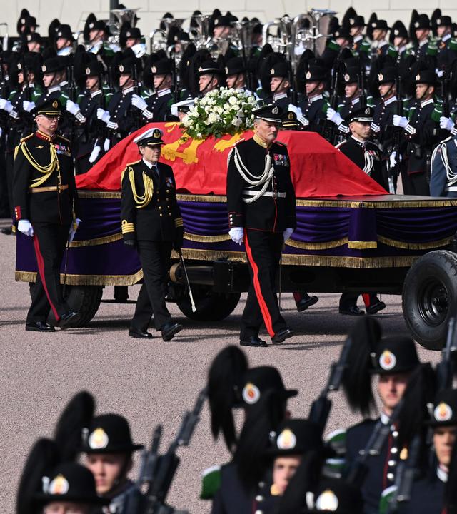 Der Sarg von König Harald wird in einer Trauerprozession durch Oslo begleitet