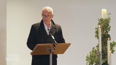Trauerredner Frank Beckert an der Kanzel