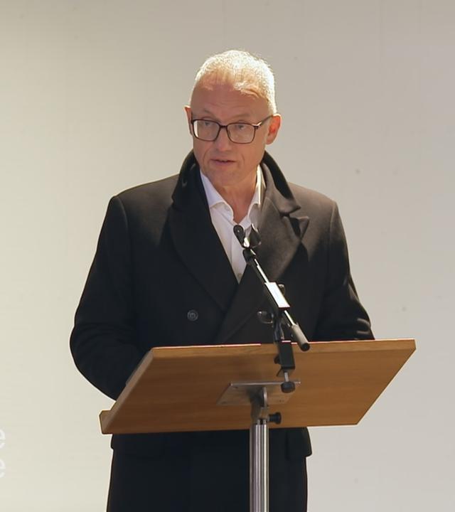 Trauerredner Frank Beckert an der Kanzel